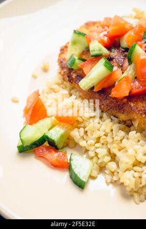 Zubereitetes Tilapia Fischfilet mit Salat serviert. Selektiver Fokus. Geringe Schärfentiefe. Stockfoto