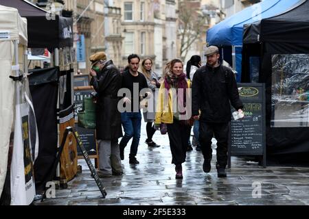 Bristol, Großbritannien. März 2021, 26th. Trotz Covid-Lockdown und jüngsten Protesten sind die Menschen in Bristol in der Frühlingssonne draußen.nach einer kurzen Dusche trinken die Leute einen Kaffee. Maisstände Stockfoto