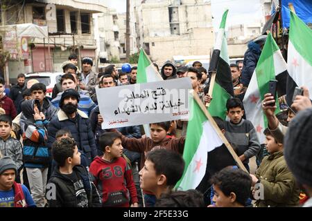 Afrin, Aleppo, Syrien, 26. März 2021 Demonstranten protestieren in der Stadt Afrin gegen Russlands Erklärung, drei Grenzübergänge zwischen den Gebieten des Assad-Regimes und den von der Opposition kontrollierten Gebieten zu öffnen, da Russland erklärt hat, dass es mit der türkischen Regierung vereinbart habe, drei Grenzübergänge mit den von der Opposition kontrollierten Gebieten zu öffnen, Und das wurde von der Türkei geleugnet und von der syrischen Opposition abgelehnt.Kredit: Rami Alsayed/Alamy Live News Stockfoto