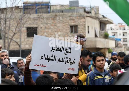 Afrin, Aleppo, Syrien, 26. März 2021 Demonstranten protestieren in der Stadt Afrin gegen Russlands Erklärung, drei Grenzübergänge zwischen den Gebieten des Assad-Regimes und den von der Opposition kontrollierten Gebieten zu öffnen, da Russland erklärt hat, dass es mit der türkischen Regierung vereinbart habe, drei Grenzübergänge mit den von der Opposition kontrollierten Gebieten zu öffnen, Und das wurde von der Türkei geleugnet und von der syrischen Opposition abgelehnt.Kredit: Rami Alsayed/Alamy Live News Stockfoto