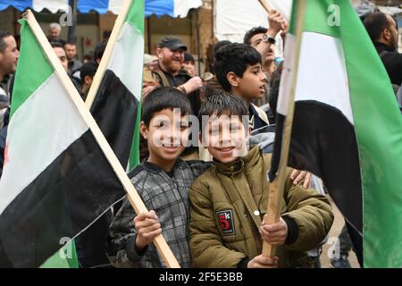 Afrin, Aleppo, Syrien, 26. März 2021 Demonstranten protestieren in der Stadt Afrin gegen Russlands Erklärung, drei Grenzübergänge zwischen den Gebieten des Assad-Regimes und den von der Opposition kontrollierten Gebieten zu öffnen, da Russland erklärt hat, dass es mit der türkischen Regierung vereinbart habe, drei Grenzübergänge mit den von der Opposition kontrollierten Gebieten zu öffnen, Und das wurde von der Türkei geleugnet und von der syrischen Opposition abgelehnt.Kredit: Rami Alsayed/Alamy Live News Stockfoto