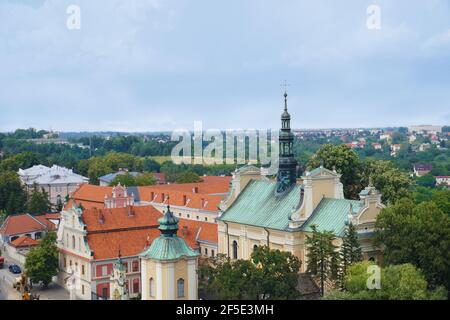 Blick vom Aussichtspunkt. Ein ausgedehntes Panorama der historischen polnischen Stadt Sandomierz. Stockfoto