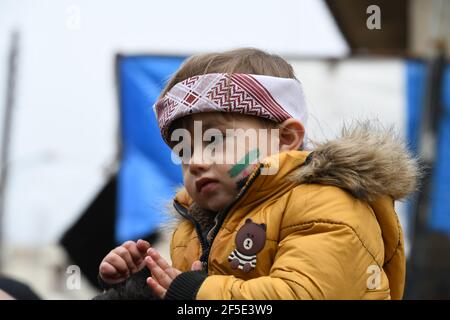 Afrin, Aleppo, Syrien, 26. März 2021 Demonstranten protestieren in der Stadt Afrin gegen Russlands Erklärung, drei Grenzübergänge zwischen den Gebieten des Assad-Regimes und den von der Opposition kontrollierten Gebieten zu öffnen, da Russland erklärt hat, dass es mit der türkischen Regierung vereinbart habe, drei Grenzübergänge mit den von der Opposition kontrollierten Gebieten zu öffnen, Und das wurde von der Türkei geleugnet und von der syrischen Opposition abgelehnt.Kredit: Rami Alsayed/Alamy Live News Stockfoto