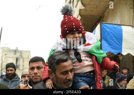 Afrin, Aleppo, Syrien, 26. März 2021 Demonstranten protestieren in der Stadt Afrin gegen Russlands Erklärung, drei Grenzübergänge zwischen den Gebieten des Assad-Regimes und den von der Opposition kontrollierten Gebieten zu öffnen, da Russland erklärt hat, dass es mit der türkischen Regierung vereinbart habe, drei Grenzübergänge mit den von der Opposition kontrollierten Gebieten zu öffnen, Und das wurde von der Türkei geleugnet und von der syrischen Opposition abgelehnt.Kredit: Rami Alsayed/Alamy Live News Stockfoto