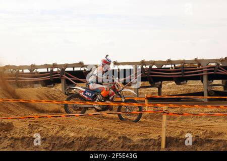 Motorrad Enduro Wettbewerb. Ein Spieler mit einer Sportkamera auf einem Helm. Stockfoto