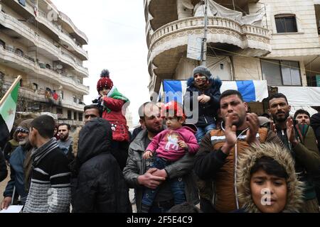 Afrin, Aleppo, Syrien, 26. März 2021 Demonstranten protestieren in der Stadt Afrin gegen Russlands Erklärung, drei Grenzübergänge zwischen den Gebieten des Assad-Regimes und den von der Opposition kontrollierten Gebieten zu öffnen, da Russland erklärt hat, dass es mit der türkischen Regierung vereinbart habe, drei Grenzübergänge mit den von der Opposition kontrollierten Gebieten zu öffnen, Und das wurde von der Türkei geleugnet und von der syrischen Opposition abgelehnt.Kredit: Rami Alsayed/Alamy Live News Stockfoto