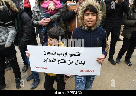 Afrin, Aleppo, Syrien, 26. März 2021 Demonstranten protestieren in der Stadt Afrin gegen Russlands Erklärung, drei Grenzübergänge zwischen den Gebieten des Assad-Regimes und den von der Opposition kontrollierten Gebieten zu öffnen, da Russland erklärt hat, dass es mit der türkischen Regierung vereinbart habe, drei Grenzübergänge mit den von der Opposition kontrollierten Gebieten zu öffnen, Und das wurde von der Türkei geleugnet und von der syrischen Opposition abgelehnt.Kredit: Rami Alsayed/Alamy Live News Stockfoto