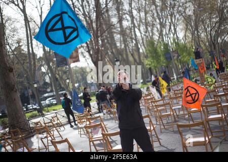 Madrid, Spanien. März 2021, 26th. Aktivisten von Extinction Rebellion während der Proteste in Madrid. (Foto von Fer Capdepon Arroyo/Pacific Press) Quelle: Pacific Press Media Production Corp./Alamy Live News Stockfoto