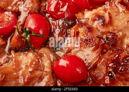 Food Hintergrund close-up hausgemachte gebackene Hähnchenschenkel mit Sojasauce und Tomaten. Selektiver Fokus. Draufsicht Stockfoto