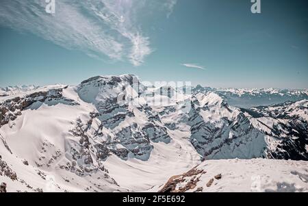 Wunderschöne schneebedeckte Berggipfel im Bergdorf Les Diableret in der Schweiz. Stockfoto