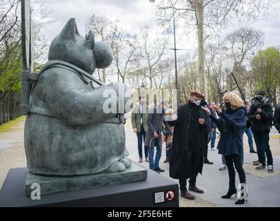 Die Ehefrau des französischen Präsidenten Brigitte Macron (R) geht mit dem belgischen Karikaturisten Philippe Geluck spazieren, während sie eine Skulptur seiner Figur aus seinem Comicstrip 'Le Chat' anschaut, die am 26. März 2021 in einer Außenausstellung auf den Champs Elysees in Paris zu sehen ist. Vom 26. März bis zum 9. Juni 2021 werden zwanzig Bronzestatuen von Gelucks Charakter aus 'Le Chat' (die Katze) ausgestellt. Foto von Eliot Blondt/ABACAPRESS.COM Stockfoto