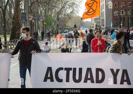 Madrid, Spanien. März 2021, 26th. Aktivisten von Extinction Rebellion während der Proteste in Madrid. (Foto von Fer Capdepon Arroyo/Pacific Press) Quelle: Pacific Press Media Production Corp./Alamy Live News Stockfoto