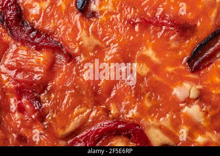 Essen Hintergrund hausgemachte Quiche Pie mit Huhn, getrocknete Tomaten, Cheddar-Käse Stockfoto