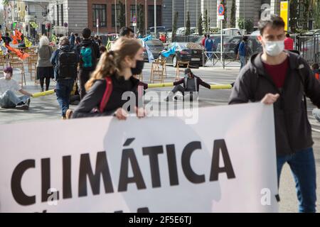 Madrid, Spanien. März 2021, 26th. Aktivisten von Extinction Rebellion während der Proteste in Madrid. (Foto von Fer Capdepon Arroyo/Pacific Press) Quelle: Pacific Press Media Production Corp./Alamy Live News Stockfoto