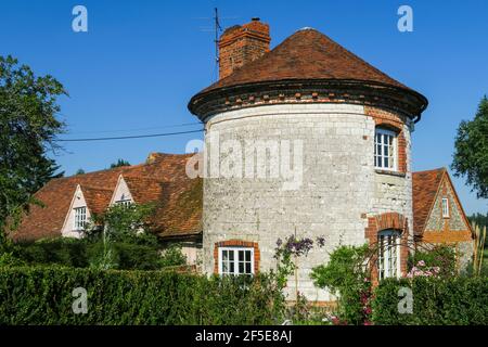 Tower at 18thC Roundhouse Farm in diesem hübschen Dorf auf dem Hügel von Chilterns in der Nähe von Henley-on-Thames; Fawley, Buckinghamshire, Großbritannien Stockfoto