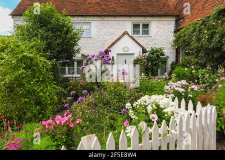 Blumen in einem schönen Hüttengarten in Skirmett, Hambleden Valley, in den Chiltern Hills in der Nähe von Henley-on-Thames; Skirmett, Buckinghamshire, Großbritannien Stockfoto