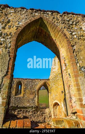 Normannisches Fenster an der ruinierten St. James' Kirche, unten in Bix. Einst Zentrum des mittelalterlichen Dorfes Bix Brand, das um 18 Grad zurückging. BIX, Henley-on-Thames, Oxfordshire Stockfoto