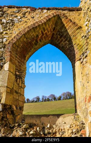 Normannisches Fenster an der ruinierten St. James' Kirche, unten in Bix. Einst Zentrum des mittelalterlichen Dorfes Bix Brand, das um 18 Grad zurückging. BIX, Henley-on-Thames, Oxfordshire Stockfoto