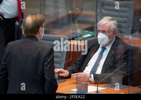 Von links nach rechts Peter BBIESENBACH, CDU, Justizminister des Landes Nordrhein-Westfalen, Karl-Josef LAUMANN, CDU, Minister für Arbeit, Gesundheit und Soziales des Landes Nordrhein-Westfalen, Debatte über die Ergebnisse der Konferenz der Staats- und Regierungschefs der Länder mit der Bundeskanzlerin am 22. März 2021, Plenarsitzung im landtag Nordrhein-Westfalen NRW, Düsseldorf am 24. März 2021, weltweite Nutzung Stockfoto