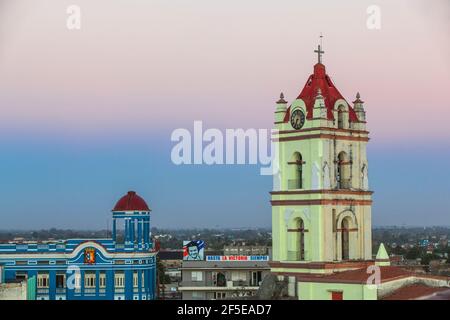 Kuba, Camaguey, Provinz Camaguey, Blick auf Plaza de los Trabajadores und Iglesia De Nuestra Señora De La Merced Stockfoto