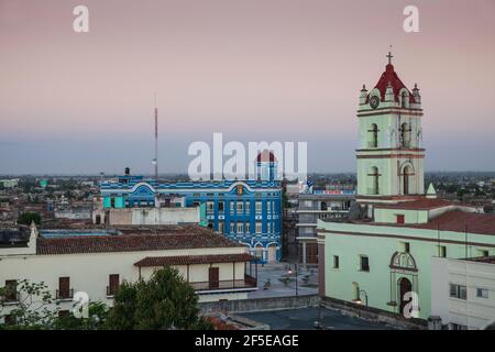 Kuba, Camaguey, Provinz Camaguey, Blick auf Plaza de los Trabajadores und Iglesia De Nuestra Señora De La Merced Stockfoto