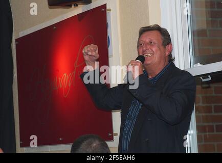 Eric Bristow Dart-Spieler macht Gesten beim Gastsprechen Stockfoto