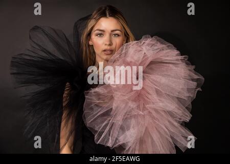 Studio Foto von schönen jungen Frau trägt Make-up und Mesh Abendkleid während posiert vor schwarzem Hintergrund, Copy Space, Beauty-Konzept für adve Stockfoto