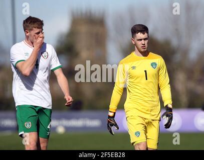 Die Torhüter der Republik Irland Brian Maher und Mark McGuinness laufen während des internationalen Freundschaftsspiel unter 21 im Colliers Park, Wrexham, für eine halbe Zeit aus. Bilddatum: Freitag, 26. März 2021. Stockfoto