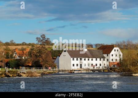 Alte Hambleden Mühle, die einst Mehl für die Keksherstellung herstellte, jetzt in Wohnungen umgewandelt; River Thames, Mill End, Hambleden, Bucks, VEREINIGTES KÖNIGREICH Stockfoto