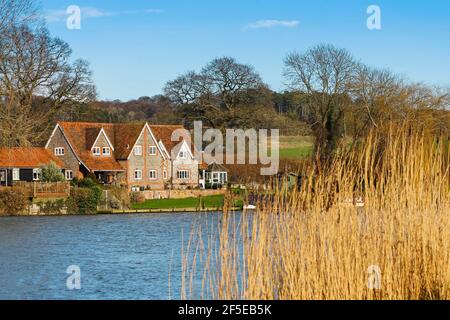 Typisches Ziegelhaus mit Giebelfassade und Schilf an der Themse in der Nähe von Mill End Lock; Mill End, Hambleden, Bucks, Großbritannien Stockfoto