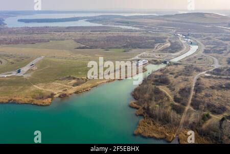 26. März 2021, Sachsen, Markkleeberg: Die Schleuse zwischen Markkleeberger See (l) und Störmthaler See ist von Hangrutschungen betroffen. Risse im Kanaldamm zwischen den Gewässern erfordern sofortige Sicherungsmaßnahmen. Der 850 Meter lange Störmthal-Kanal verbindet die beiden Seen - die betroffene Schleuse gleicht die vier Meter unterschiedliche Wasserspiegelung der beiden Gewässer aus. Experten zufolge würde ein vollständiger Einsturz zu großflächigen Überschwemmungen führen - in den nördlichen Stadtgebieten von Markkleeberg bis Leipzig. Jetzt Tauchen, Surfen, Segeln und Schwimmen sowie alle Bootfahren auf den Seen Stockfoto