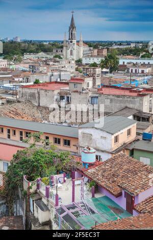 Kuba, Provinz Camaguey, Camaguey, Blick auf die Stadt mit Blick auf die Iglesia de Nuestra Corazon de Sagrado Jesus Stockfoto