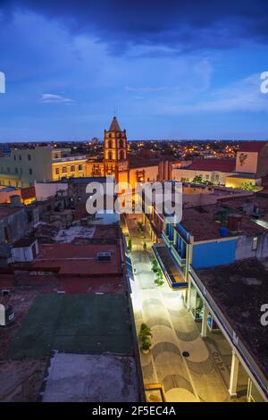 Kuba, Camaguey, Provinz Camaguey, Blick auf die Stadt mit Blick auf La Gran Antilla und Iglesia De Nuestra Señora De La Soledad Stockfoto