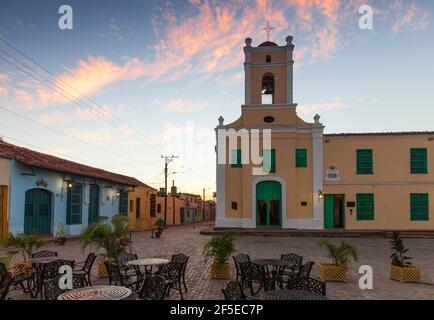 Kuba, Camaguey, Provinz Camaguey, Plaza San Juan de Dios, Kirche und Krankenhaus San Juan de Dios (heute ein Museum) Stockfoto