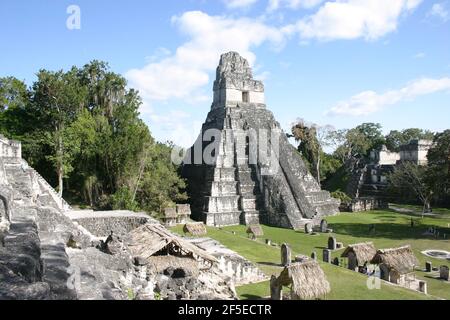 Maya Ruinen in Tikal Guatemala.Templo I, der Templo del Gran Jaguar (Tempel des Grand Jaguar),alias der Tempel von Ah Cacao,erbaut, um Ah Cacao zu ehren und zu begraben. Stockfoto