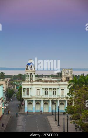 Kuba, Cienfuegos, Blick auf Parque Martí und Casa de la Cultura Benjamin Duarte - ehemaliger Palacio de Ferrer (1918) Stockfoto