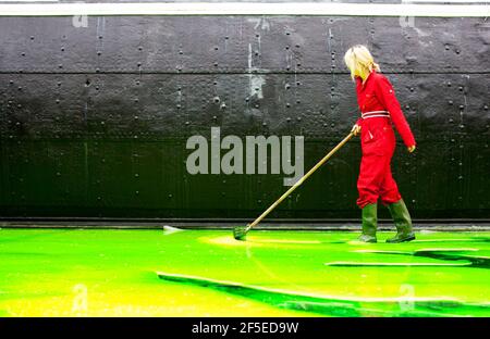 Techniker der Lebensmittelkünstler Bombas und Parr bereiten die weltweit größte Jelly-Art-Installation für das Museum at Night-Festival vor, indem sie 55.000 Liter lime Green Jelly in Bristol um Großbritannien verteilen. Das Gelee, inspiriert von der historischen Verwendung von Kalk durch Segler, wird von unten beleuchtet, so dass Brunels ikonischer Liner auf einem Meer von Gelee zu schweben scheint. 18 Mai 2012. Stockfoto