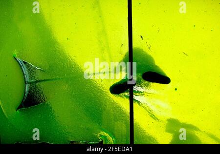 Techniker der Lebensmittelkünstler Bombas und Parr bereiten die weltweit größte Jelly-Art-Installation für das Museum at Night-Festival vor, indem sie 55.000 Liter lime Green Jelly in Bristol um Großbritannien verteilen. Das Gelee, inspiriert von der historischen Verwendung von Kalk durch Segler, wird von unten beleuchtet, so dass Brunels ikonischer Liner auf einem Meer von Gelee zu schweben scheint. 18 Mai 2012. Stockfoto