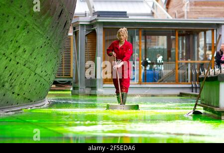 Techniker der Lebensmittelkünstler Bombas und Parr bereiten die weltweit größte Jelly-Art-Installation für das Museum at Night-Festival vor, indem sie 55.000 Liter lime Green Jelly in Bristol um Großbritannien verteilen. Das Gelee, inspiriert von der historischen Verwendung von Kalk durch Segler, wird von unten beleuchtet, so dass Brunels ikonischer Liner auf einem Meer von Gelee zu schweben scheint. 18 Mai 2012. Stockfoto