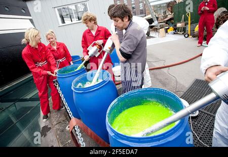 Techniker der Lebensmittelkünstler Bombas und Parr bereiten die weltweit größte Jelly-Art-Installation für das Museum at Night-Festival vor, indem sie 55.000 Liter lime Green Jelly in Bristol um Großbritannien verteilen. Das Gelee, inspiriert von der historischen Verwendung von Kalk durch Segler, wird von unten beleuchtet, so dass Brunels ikonischer Liner auf einem Meer von Gelee zu schweben scheint. 18 Mai 2012. Stockfoto