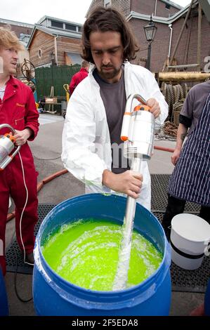 Techniker der Lebensmittelkünstler Bombas und Parr bereiten die weltweit größte Jelly-Art-Installation für das Museum at Night-Festival vor, indem sie 55.000 Liter lime Green Jelly in Bristol um Großbritannien verteilen. Das Gelee, inspiriert von der historischen Verwendung von Kalk durch Segler, wird von unten beleuchtet, so dass Brunels ikonischer Liner auf einem Meer von Gelee zu schweben scheint. 18 Mai 2012. Stockfoto