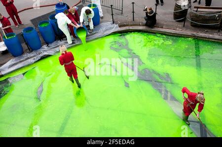 Techniker der Lebensmittelkünstler Bombas und Parr bereiten die weltweit größte Jelly-Art-Installation für das Museum at Night-Festival vor, indem sie 55.000 Liter lime Green Jelly in Bristol um Großbritannien verteilen. Das Gelee, inspiriert von der historischen Verwendung von Kalk durch Segler, wird von unten beleuchtet, so dass Brunels ikonischer Liner auf einem Meer von Gelee zu schweben scheint. 18 Mai 2012. Stockfoto