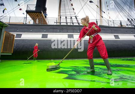 Techniker der Lebensmittelkünstler Bombas und Parr bereiten die weltweit größte Jelly-Art-Installation für das Museum at Night-Festival vor, indem sie 55.000 Liter lime Green Jelly in Bristol um Großbritannien verteilen. Das Gelee, inspiriert von der historischen Verwendung von Kalk durch Segler, wird von unten beleuchtet, so dass Brunels ikonischer Liner auf einem Meer von Gelee zu schweben scheint. 18 Mai 2012. Stockfoto