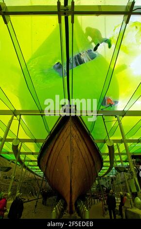 Techniker der Lebensmittelkünstler Bombas und Parr bereiten die weltweit größte Jelly-Art-Installation für das Museum at Night-Festival vor, indem sie 55.000 Liter lime Green Jelly in Bristol um Großbritannien verteilen. Das Gelee, inspiriert von der historischen Verwendung von Kalk durch Segler, wird von unten beleuchtet, so dass Brunels ikonischer Liner auf einem Meer von Gelee zu schweben scheint. 18 Mai 2012. Stockfoto