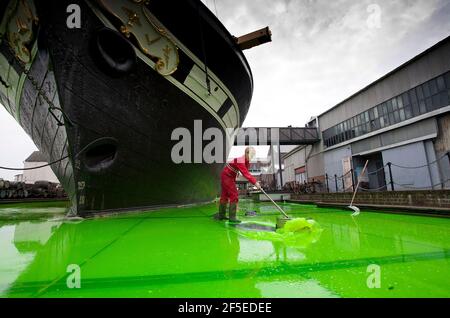 Techniker der Lebensmittelkünstler Bombas und Parr bereiten die weltweit größte Jelly-Art-Installation für das Museum at Night-Festival vor, indem sie 55.000 Liter lime Green Jelly in Bristol um Großbritannien verteilen. Das Gelee, inspiriert von der historischen Verwendung von Kalk durch Segler, wird von unten beleuchtet, so dass Brunels ikonischer Liner auf einem Meer von Gelee zu schweben scheint. 18 Mai 2012. Stockfoto