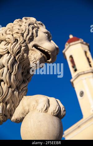 Kuba, Cienfuegos, Parque Martí, Steinlöwe vor der Catedral de la Purisima Concepcion Stockfoto