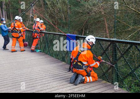 Dorset Fire Service führt im März während der Covid-19-Sperre Trainingsübungen auf der Hängebrücke in Alum Chine, Bournemouth, Dorset UK, durch Stockfoto