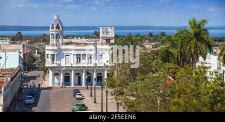 Kuba, Cienfuegos, Blick auf Parque Martí und Casa de la Cultura Benjamin Duarte - ehemaliger Palacio de Ferrer (1918) Stockfoto