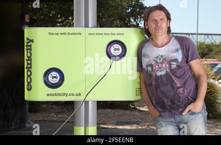 Dale Vince, Eigentümer von Ecotricity, an einer Ladestation in Michaels Wood Tankstelle an der M5 bei Stroud, wo das Ökoenergieunternehmen seinen Sitz hat. Ecotricity startet morgen (Mittwoch) das erste nationale Elektroauto-Ladeletz des Landes. 26. Juli 2011 Foto von Adam Gasson Stockfoto