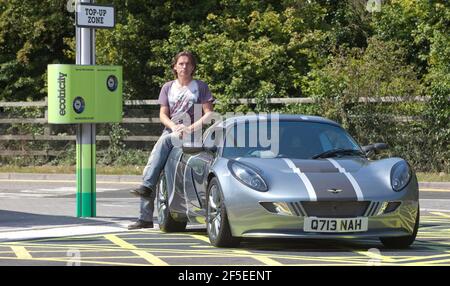 Dale Vince, Eigentümer von Ecotricity, an einer Ladestation in Michaels Wood Tankstelle an der M5 bei Stroud, wo das Ökoenergieunternehmen seinen Sitz hat. Ecotricity startet morgen (Mittwoch) das erste nationale Elektroauto-Ladeletz des Landes. 26. Juli 2011 Foto von Adam Gasson Stockfoto